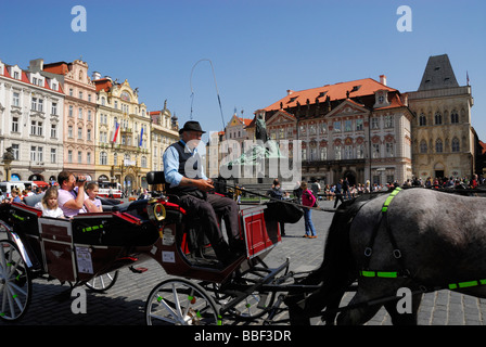 Turisti nel carro trainato da cavalli in Piazza della Città Vecchia di Praga Foto Stock