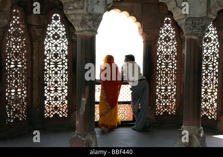 Giovani indiani giovane guardando fuori del palazzo all'interno di Agra Fort Agra Uttar Pradesh, India Foto Stock