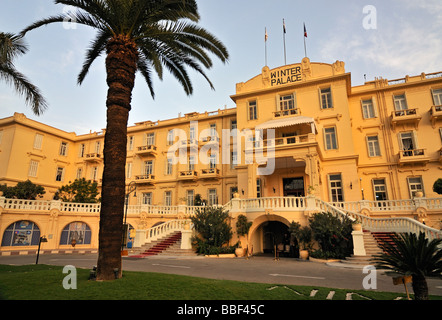 5 stelle di Old Winter Palace Hotel Costruito nel 1886 dal fiume Nilo Luxor Corniche Egitto Foto Stock