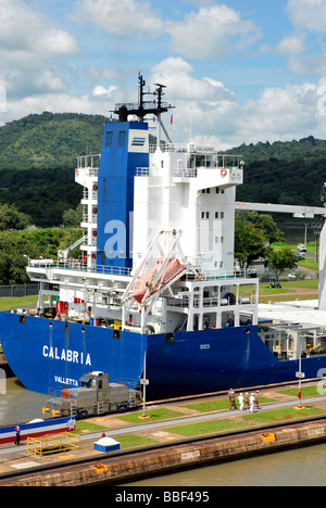 Canale di Panama con un contenitore grande nave piena di carico in background Foto Stock