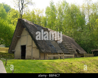 Neolitico preistorici agriturismo la ricostruzione che mostra le varie possibili costruzioni del tetto Ramioul Belgio Foto Stock