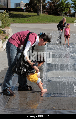 I genitori e i bambini si divertono con fontana di acqua in Ontario Science Center di Toronto in Canada Foto Stock