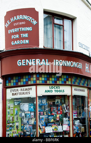 Broadstairs Kent, Inghilterra, Regno Unito. H E Harrington, negozio di ferramenta in York Street - origine delle due Ronnies 'Quattro candele' schizzo Foto Stock