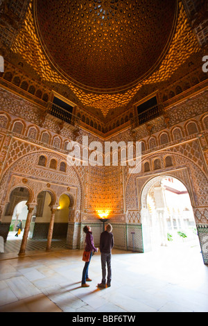 Tourist all'interno di Salon De Los Embajadores a Alcazar di Siviglia Spagna Foto Stock
