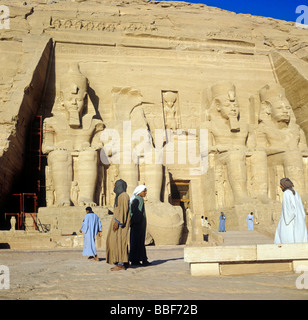 Statue del faraone Ramesse II tempio di Abu Simble egitto Foto Stock