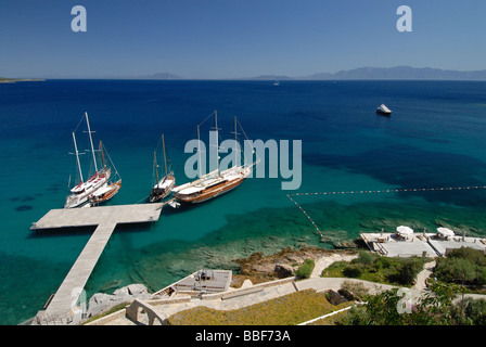 Barche a vela in prossimità della banchina in legno presso la costa di Bodrum Foto Stock