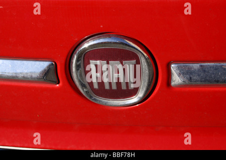 Fiat logo su un rosso Fiat 500 Foto Stock