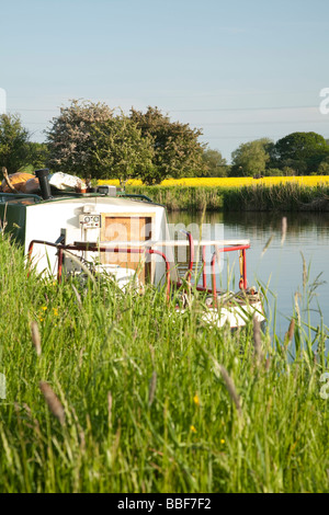 Chiatta ormeggiata su una tranquilla della parte superiore Tamigi vicino a Oxford Oxfordshire Uk Foto Stock