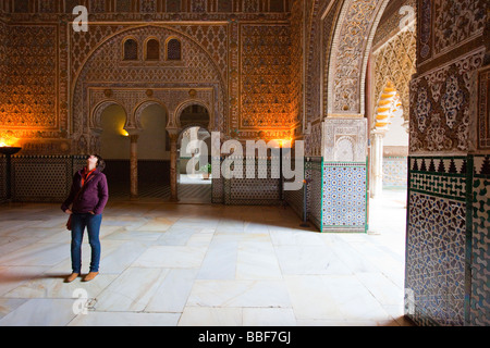 Tourist all'interno di Salon De Los Embajadores a Alcazar di Siviglia Spagna Foto Stock