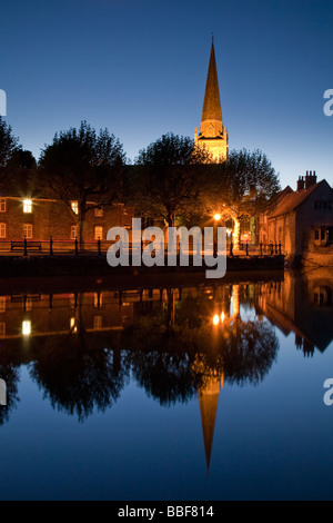 La riflessione di St Helen's chiesa guglia e Saint Helen's Wharf sul Fiume Tamigi al crepuscolo in Abingdon Oxfordshire Uk Foto Stock