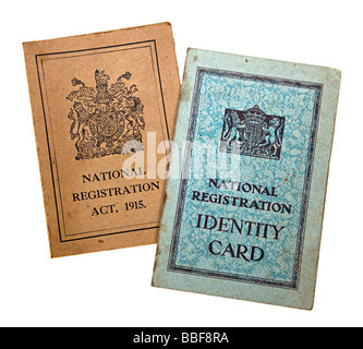 Le carte di identità nazionali rilasciati durante la prima e la seconda guerra mondiale REGNO UNITO Foto Stock