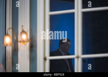 Islandese di Primo Ministro Geir H Haarde colloqui nel corso di un incontro con la stampa Foto Stock