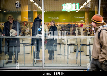 Reykjavik Islanda Ottobre 14 pedone passato a piedi un negozio nel centro di Reykjavik Foto Stock