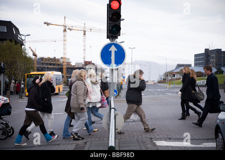 Reykjavik Islanda Ottobre 14 pedoni che attraversano la strada in una fredda giornata autunnale nel centro di Reykjavik Foto Stock