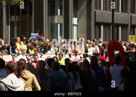 I corridori e spettatori nel 2009 alla maratona di Londra. Foto Stock