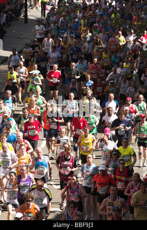 I corridori e spettatori nel 2009 alla maratona di Londra. Foto Stock