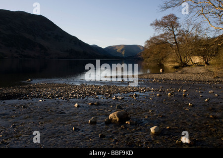 Sunrise a Ullswater nel distretto del lago. Foto scattata guardando verso sud vicino alla riva a Glenridding. Foto Stock