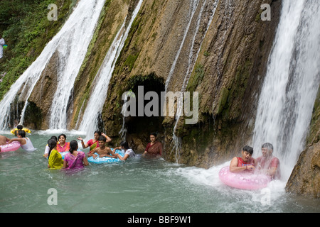 Popolo Indiano avente il divertimento di Kempty cade. Mussoorie. Uttarakhand. India Foto Stock