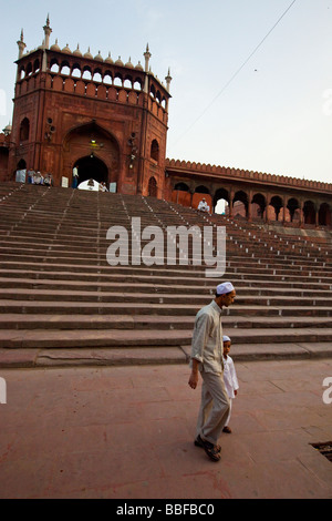 Padre musulmano e figlio al venerdì o moschea Jama Masjid nella Vecchia Delhi India Foto Stock