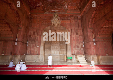 All'interno della Jama Masjid o Moschea del Venerdì nella Vecchia Delhi India Foto Stock