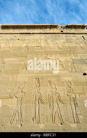 Dettaglio del primo pilone del Tempio di Iside sul isola di Philae lago Nasser vicino a Aswan Egitto Foto Stock