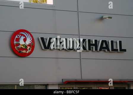 Segno di Vauxhall e il logo al di fuori di una concessionaria di Kingston upon Thames Regno Unito Foto Stock