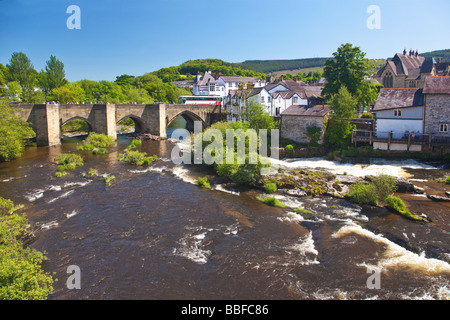 Famoso fiume Dee ponte costruito dal vescovo Trevor nel 1345 Llangollen Denbighshire North Wales UK Regno Unito GB Foto Stock