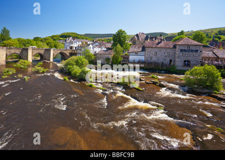 Famoso fiume Dee ponte costruito dal vescovo Trevor nel 1345 Llangollen Denbighshire North Wales Cymru Regno Unito Regno Unito GB Foto Stock