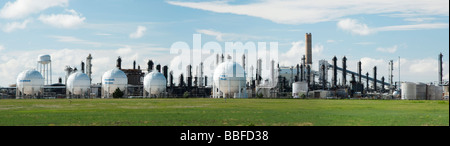 Una vista panoramica di una raffineria per la produzione di prodotti chimici Foto Stock