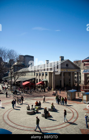 Gli acquirenti e i turisti al di fuori del Mercato di Quincy in Boston Massachusetts Foto Stock