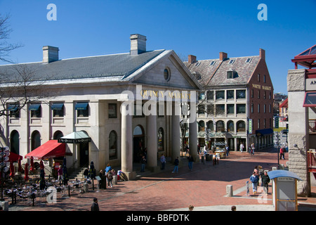 Gli acquirenti e i turisti al di fuori del Mercato di Quincy in Boston Massachusetts Foto Stock