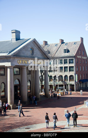 Gli acquirenti e i turisti al di fuori del Mercato di Quincy in Boston Massachusetts Foto Stock