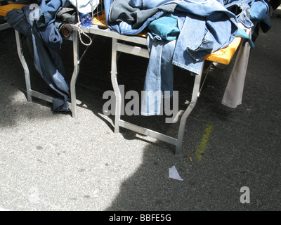 Vecchio di seconda mano jeans per la vendita sul mercato stand di stallo Foto Stock