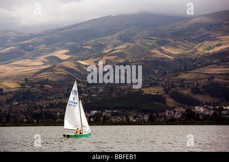 Barca a vela sul lago San Pablo, vicino Otavalo, Ecuador Foto Stock