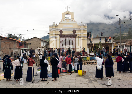Comunità indigena lavorando insieme per ricostruire la chiesa - Peguche, provincia di Imbabura, Ecuador Foto Stock