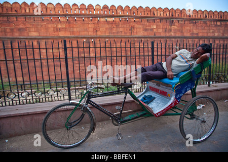Rickshawwallah davanti al Red Fort di Delhi India Foto Stock