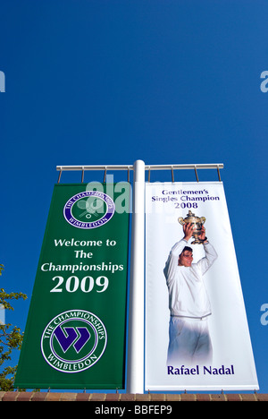 Banner per il 2009 wimbledon tennis Championships e la 2008 mens vincitore, Rafael Nadal, a tutti-England Lawn Tennis club Foto Stock