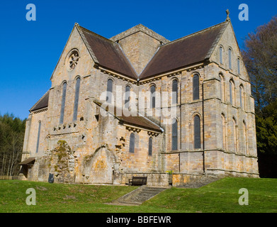 Una soleggiata mattina di primavera a Brinkburn Priory, vicino a Rothbury in Northumberland England Regno Unito Foto Stock