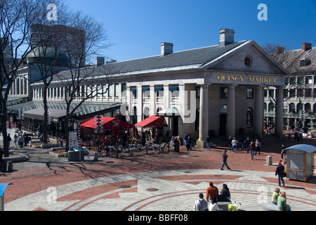 Gli acquirenti e i turisti al di fuori del Mercato di Quincy in Boston Massachusetts Foto Stock