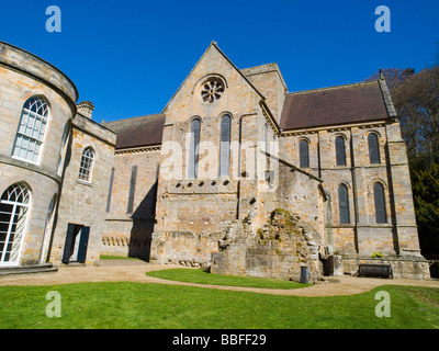 Una soleggiata mattina di primavera a Brinkburn Priory e Hall, vicino a Rothbury in Northumberland England Regno Unito Foto Stock