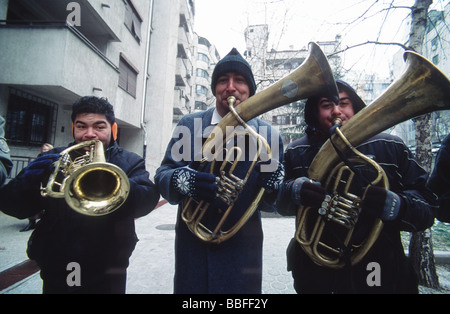 Roma street musicisti di suonare nelle strade di Belgrado, Serbia Balcani Foto Stock