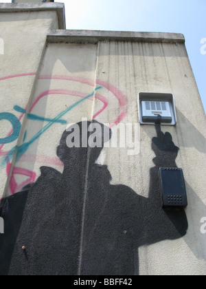 Persona scuro graffiti di campanello squilla su proprietà in strada Foto Stock