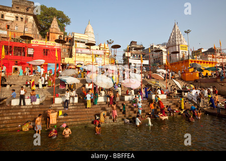 Rituale di balneazione nel fiume Gange a Varanasi India Foto Stock