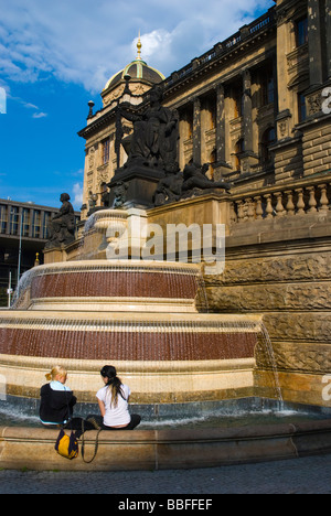 Fontana di fronte Narodni muzeum il museo nazionale nel centro di Praga Repubblica Ceca Europa Foto Stock