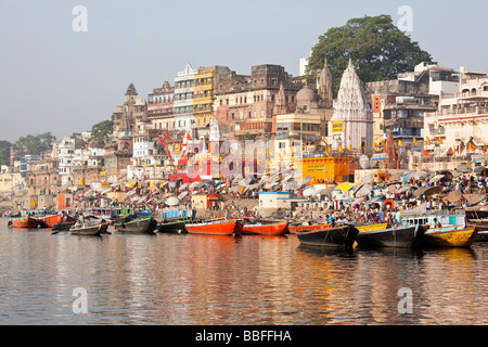 Prayag Ghat sul Fiume Gange a Varanasi India Foto Stock