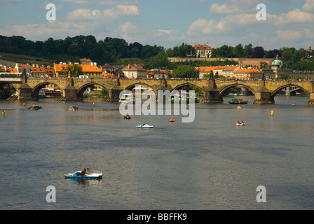 Pedalò davanti al Ponte Charles in centro di Praga Repubblica Ceca Europa Foto Stock