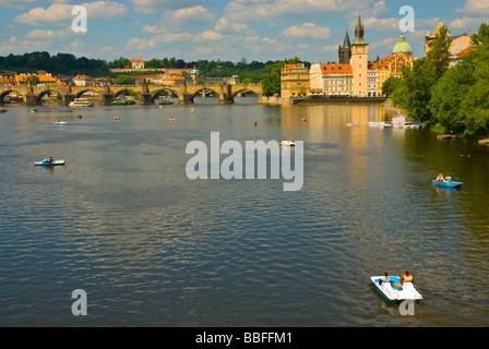 Pedalò davanti al Ponte Charles in centro di Praga Repubblica Ceca Europa Foto Stock