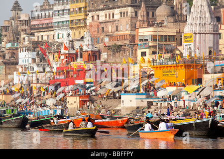 Prayag Ghat sul Fiume Gange a Varanasi India Foto Stock