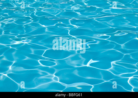 Bella blu vibranti riflessi di acqua Foto Stock
