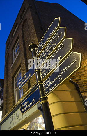 Viste di Shrewsbury e strade per lo shopping e segni Foto Stock